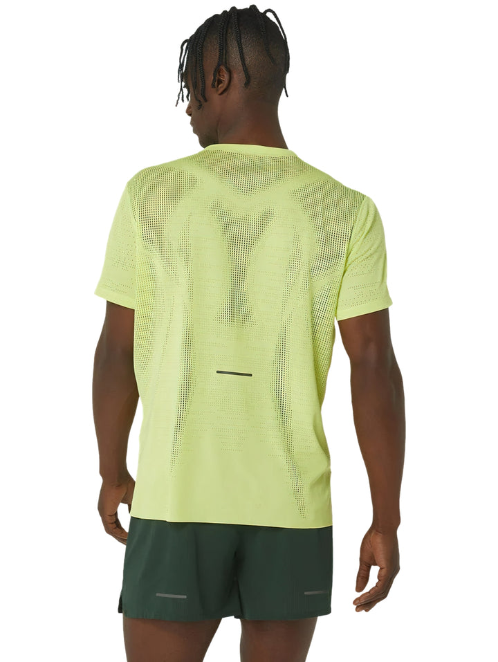 Hombre vistiendo camiseta deportiva ASICS de manga corta en color amarillo neón.