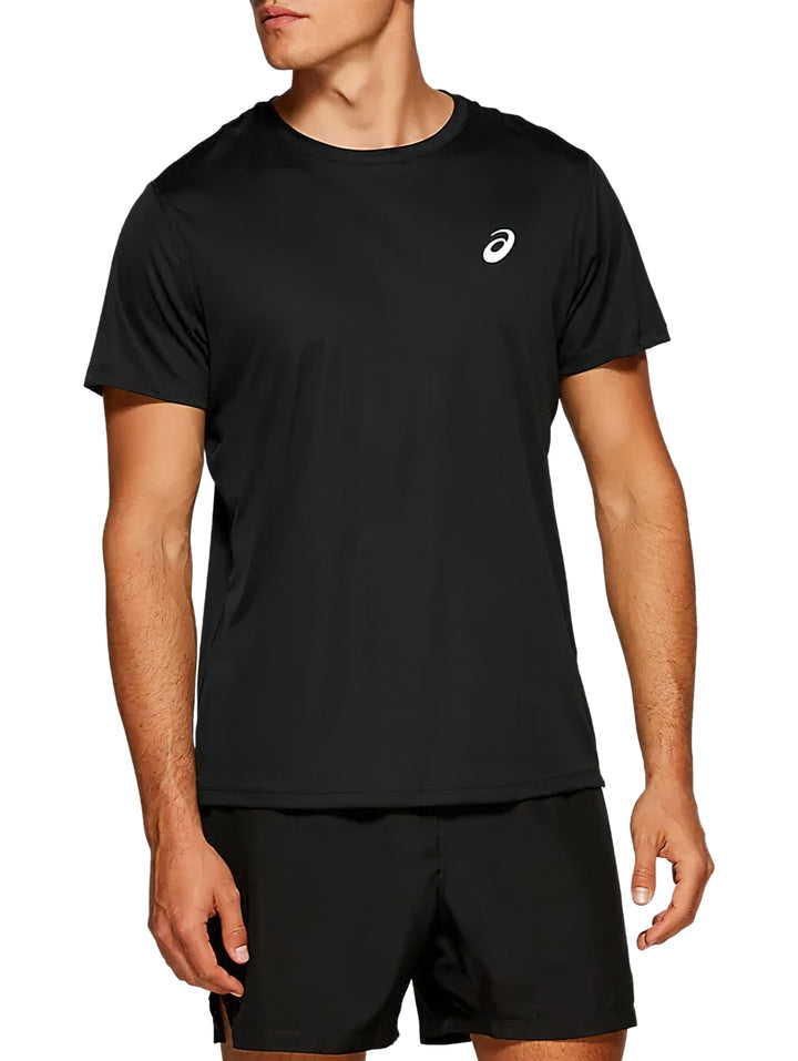 Hombre vistiendo una camiseta deportiva de manga corta color negro de la marca ASICS.