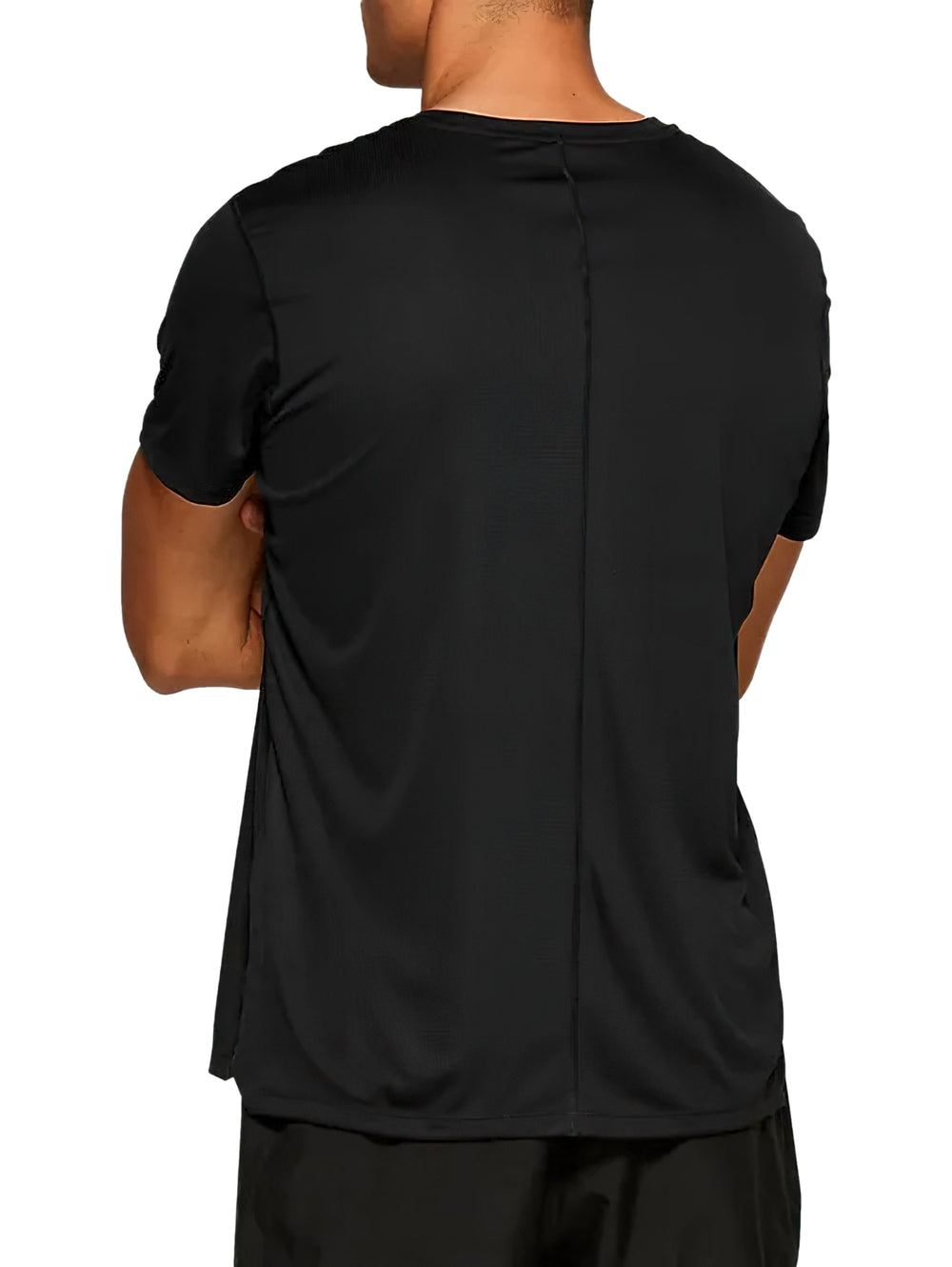 Hombre vistiendo una camiseta deportiva de manga corta color negro de la marca ASICS.