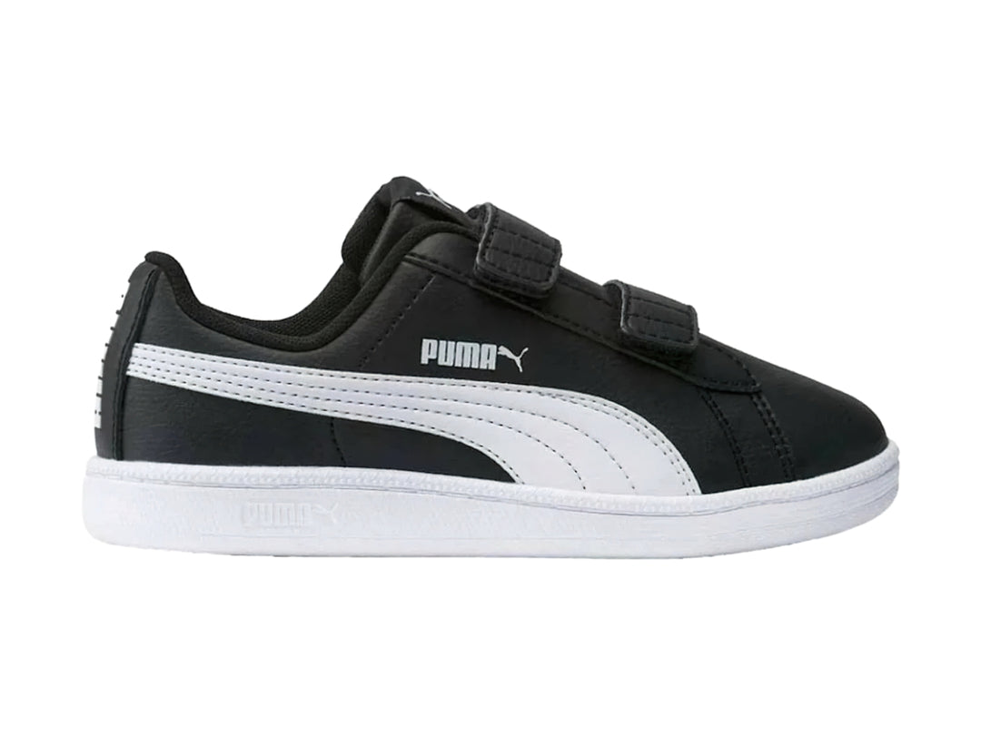 Tenis PUMA infantiles color negro con suela blanca y cierres de velcro.