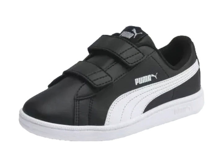 Tenis PUMA infantiles color negro con suela blanca y cierres de velcro.