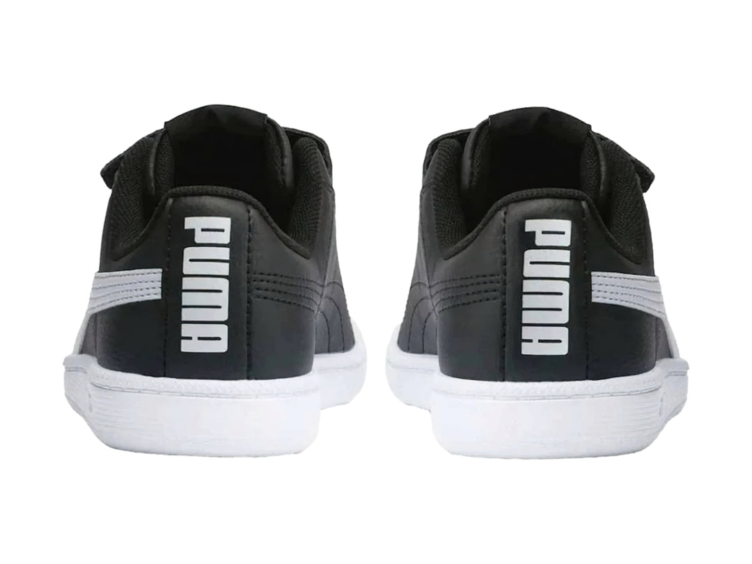 Tenis PUMA infantiles color negro con suela blanca y cierres de velcro.