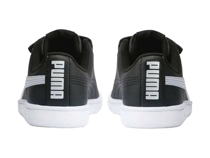 Tenis PUMA infantiles color negro con suela blanca y cierres de velcro.