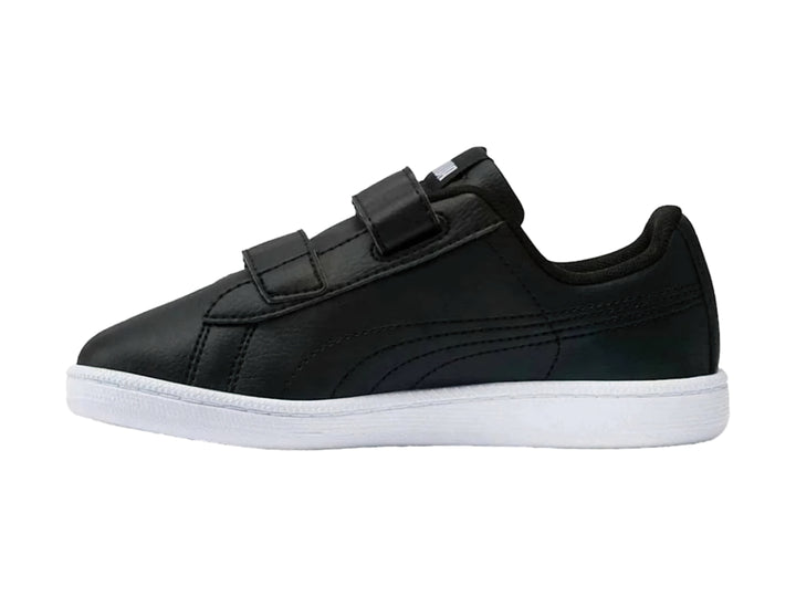 Tenis PUMA infantiles color negro con suela blanca y cierres de velcro.
