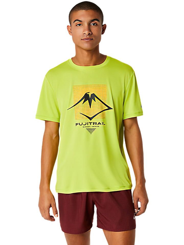 Camiseta deportiva ASICS color verde neón con gráfico Fujitrail en el pecho.
