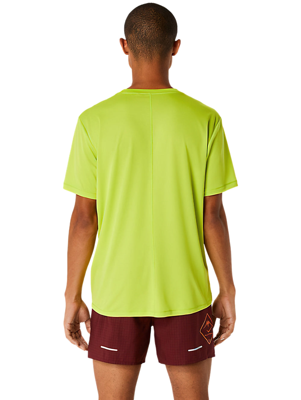 Camiseta deportiva ASICS color verde neón con gráfico Fujitrail en el pecho.