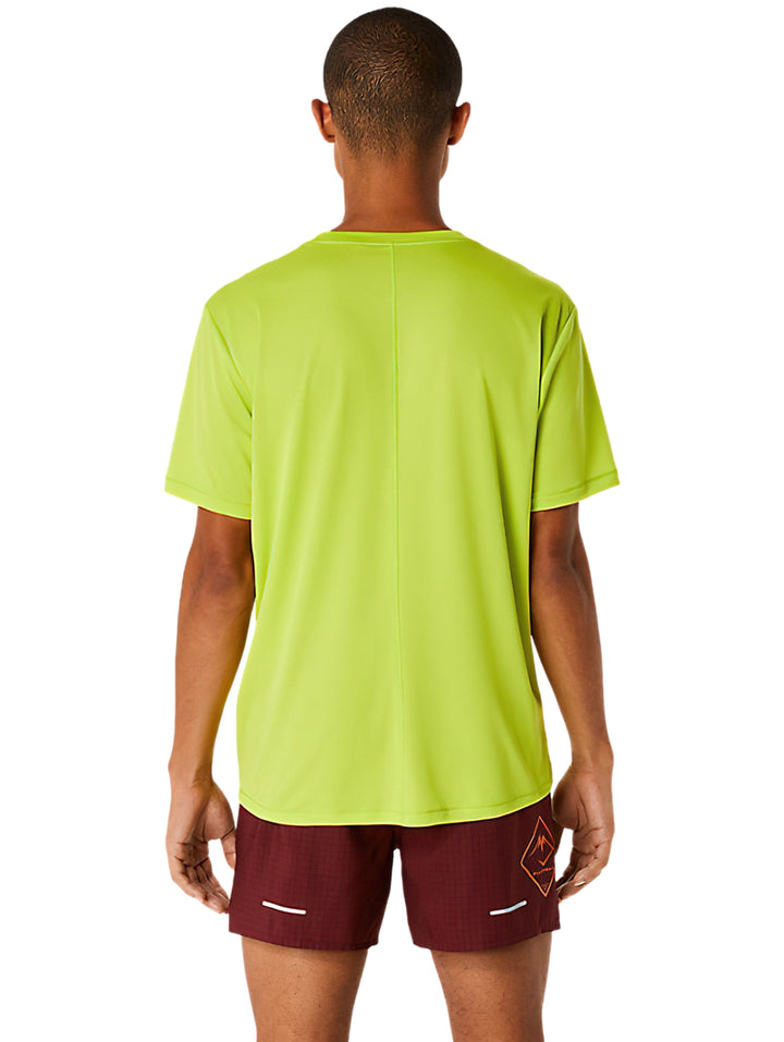 Camiseta deportiva ASICS color verde neón con gráfico Fujitrail en el pecho.