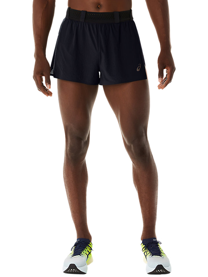 Hombre vistiendo shorts deportivos ASICS de color negro, modelo Metarun Split Short.
