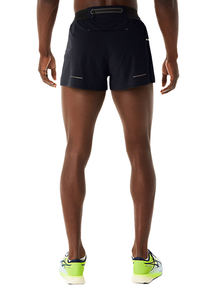 Hombre vistiendo shorts deportivos ASICS de color negro, modelo Metarun Split Short.