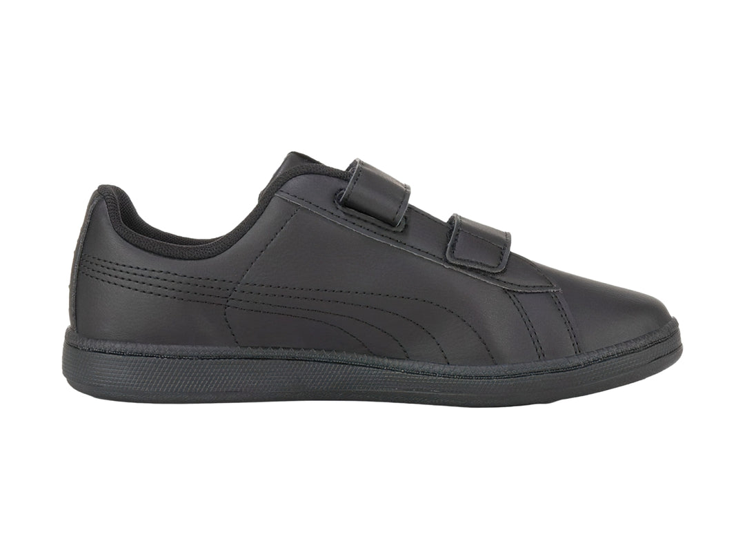 Tenis PUMA negros para niño con cierre de velcro y suela plana.