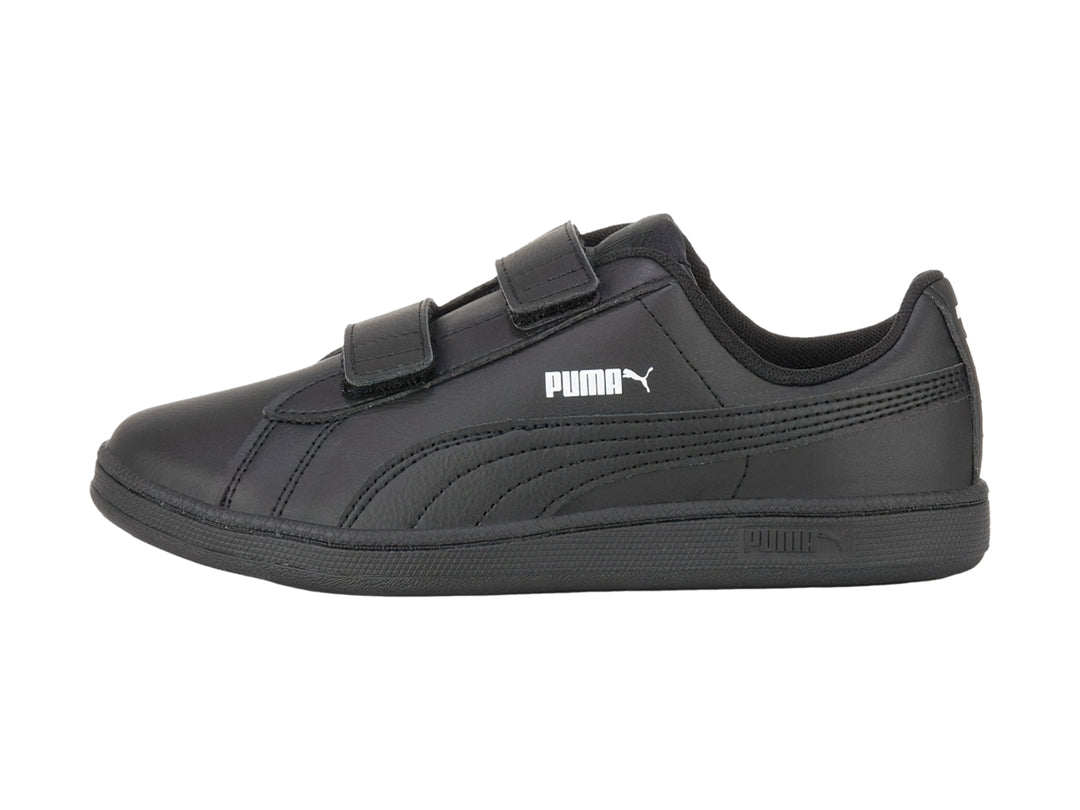 Tenis PUMA negros para niño con cierre de velcro y suela plana.