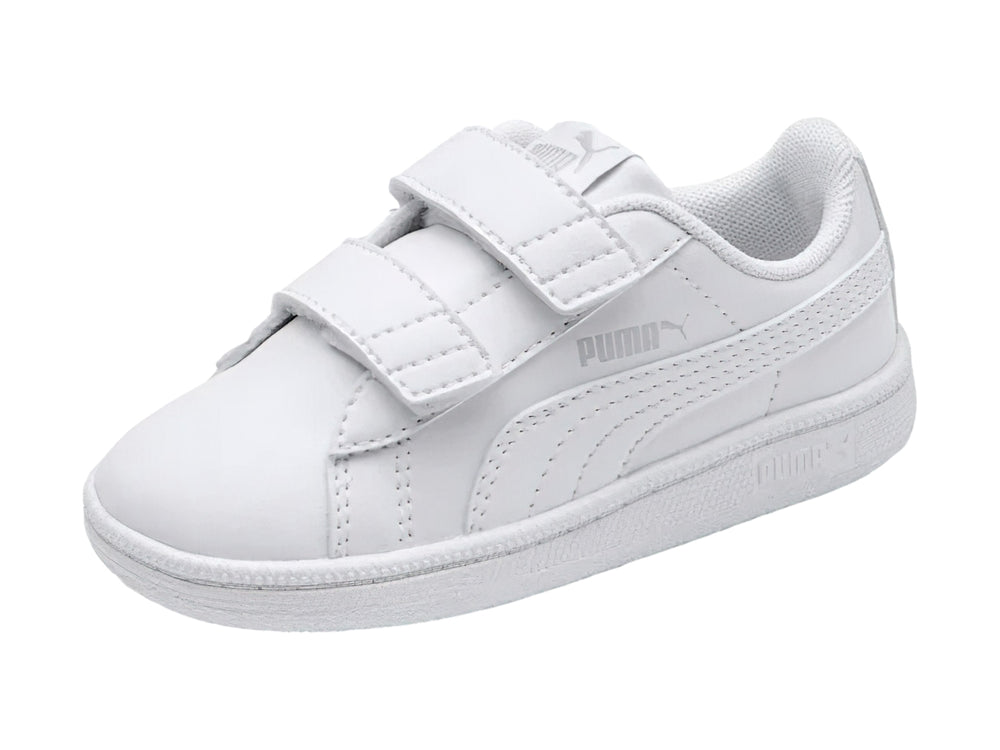 Tenis blancos PUMA para bebé con cierres de velcro y suela blanca.