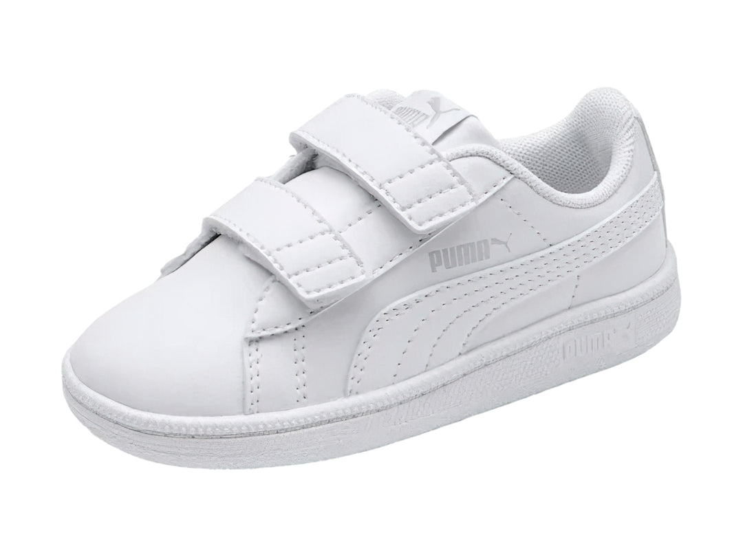Tenis blancos PUMA para bebé con cierres de velcro y suela blanca.