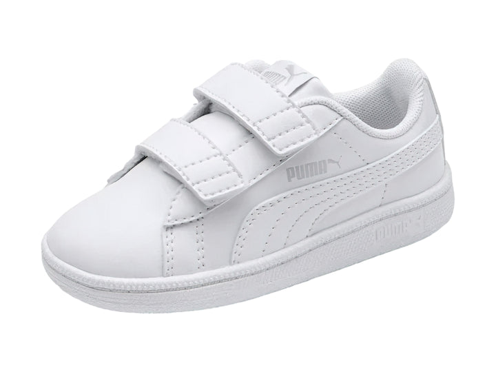 Tenis blancos PUMA para bebé con cierres de velcro y suela blanca.