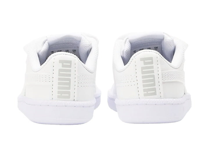 Tenis blancos PUMA para bebé con cierres de velcro y suela blanca.