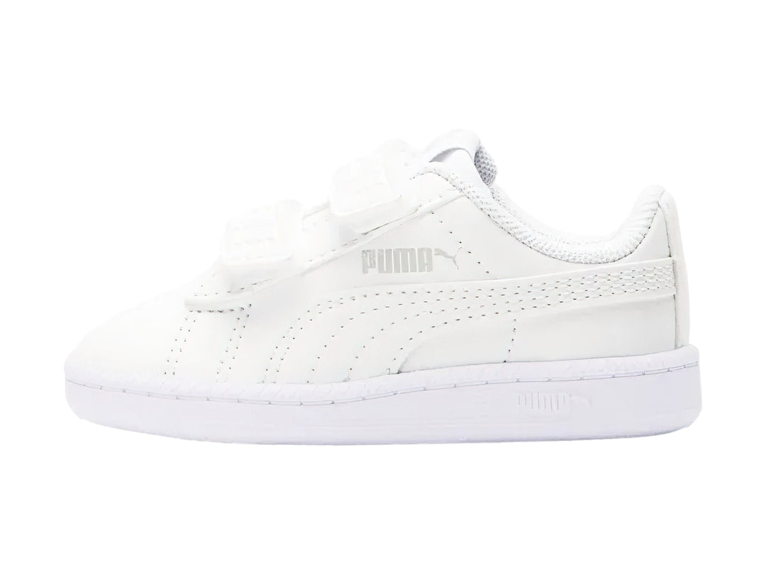 Tenis blancos PUMA para bebé con cierres de velcro y suela blanca.