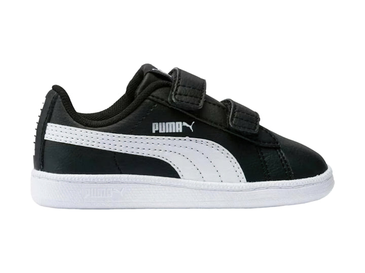 Tenis PUMA infantiles en color negro con franja lateral y suela blancas, cierre mediante correas de velcro.