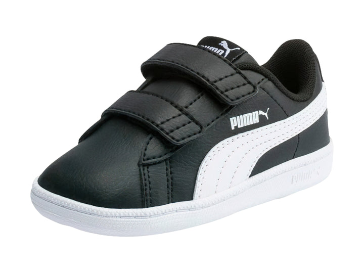 Tenis PUMA infantiles en color negro con franja lateral y suela blancas, cierre mediante correas de velcro.