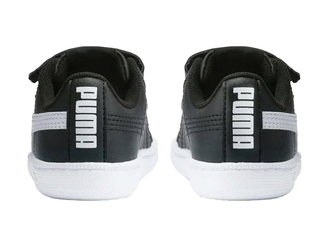 Tenis PUMA infantiles en color negro con franja lateral y suela blancas, cierre mediante correas de velcro.