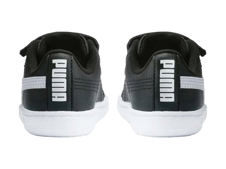 Tenis PUMA infantiles en color negro con franja lateral y suela blancas, cierre mediante correas de velcro.