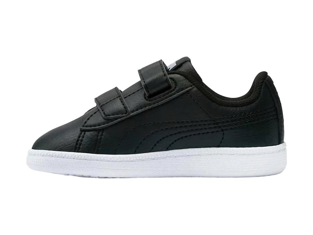 Tenis PUMA infantiles en color negro con franja lateral y suela blancas, cierre mediante correas de velcro.