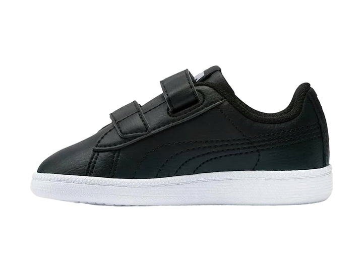Tenis PUMA infantiles en color negro con franja lateral y suela blancas, cierre mediante correas de velcro.