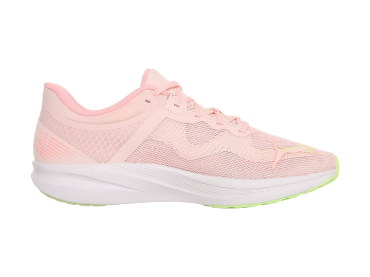 Tenis deportivos PUMA color rosa con suela blanca y detalles en verde lima.