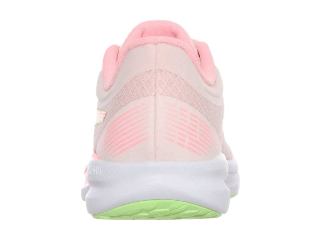 Tenis deportivos PUMA color rosa con suela blanca y detalles en verde lima.