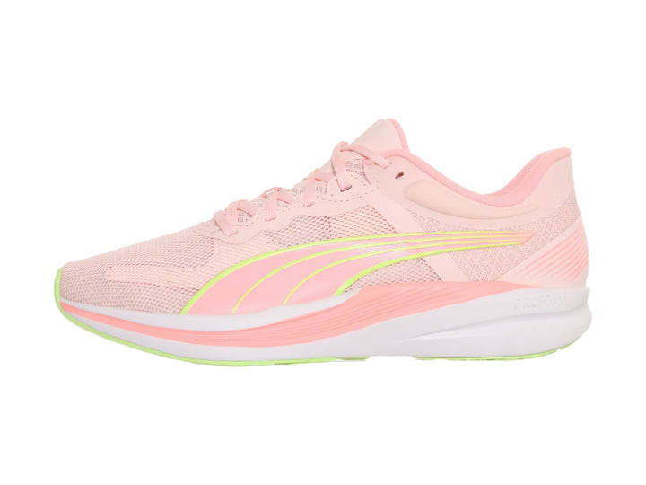 Tenis deportivos PUMA color rosa con suela blanca y detalles en verde lima.