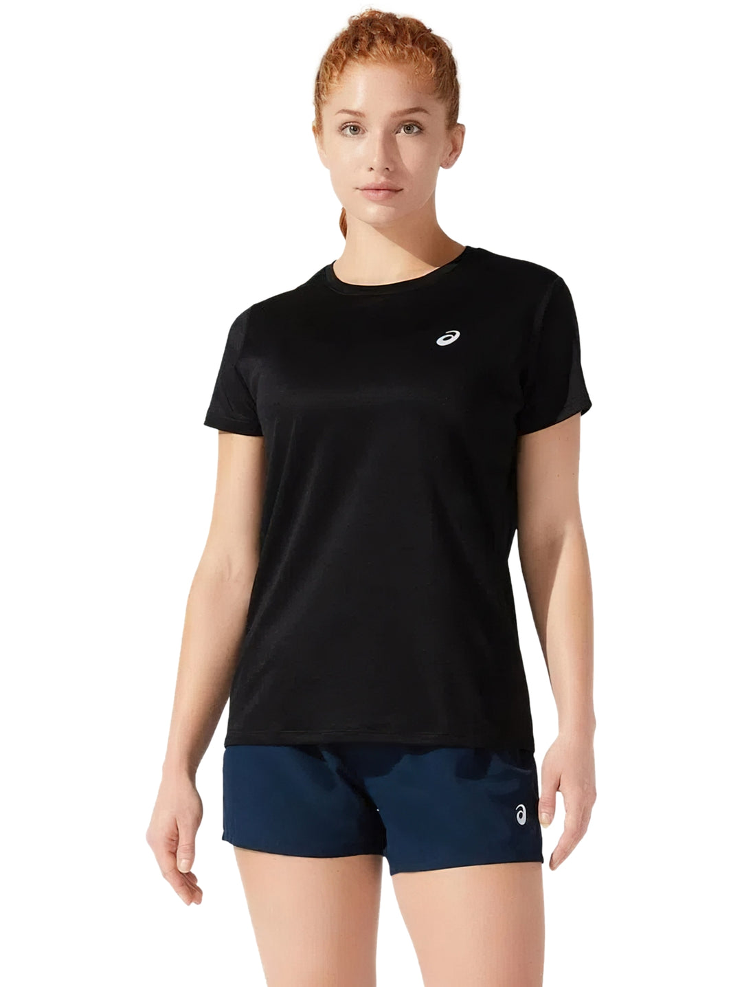 Mujer vistiendo una camiseta deportiva de manga corta color negro de la marca ASICS.