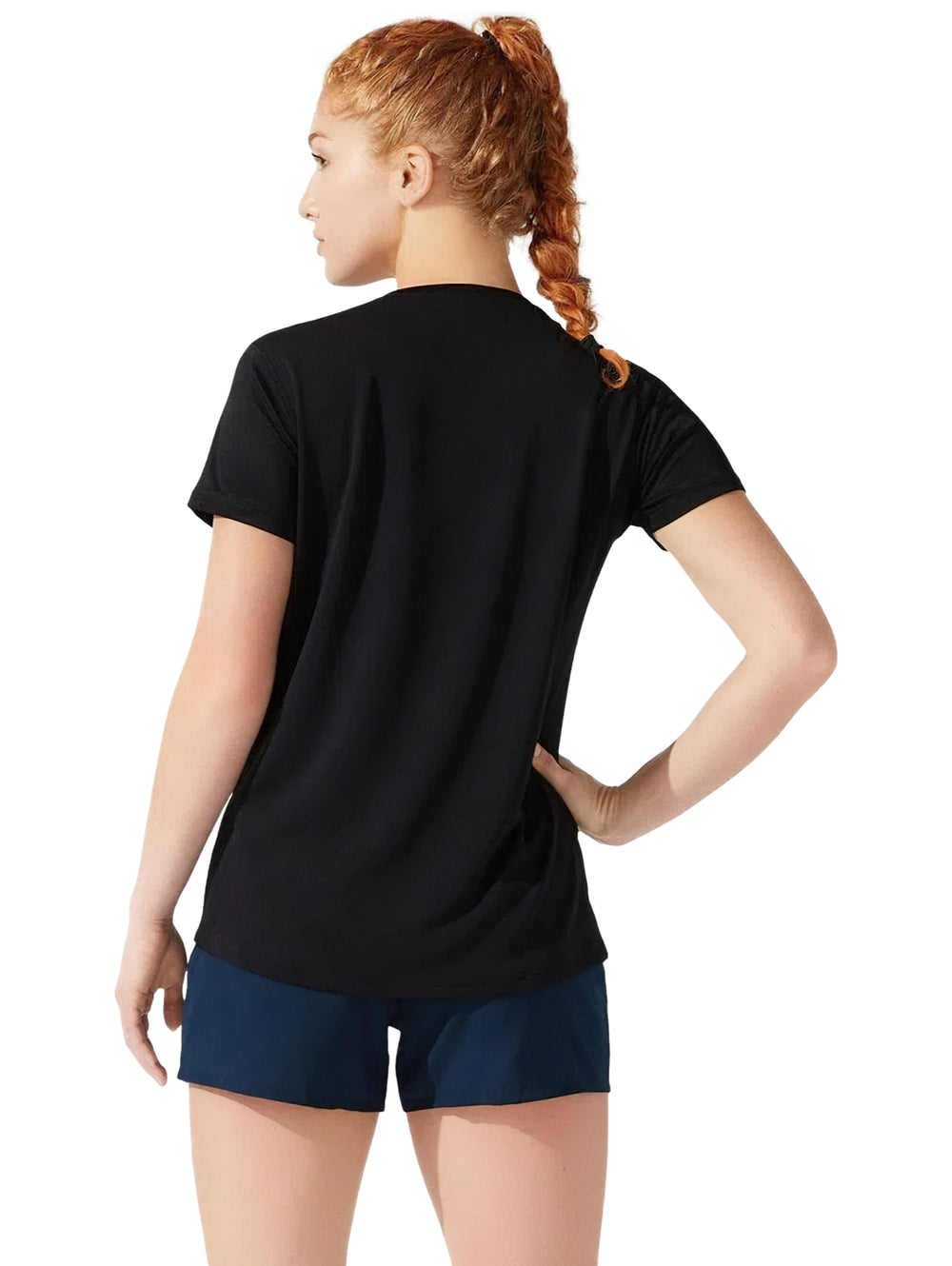 Mujer vistiendo una camiseta deportiva de manga corta color negro de la marca ASICS.