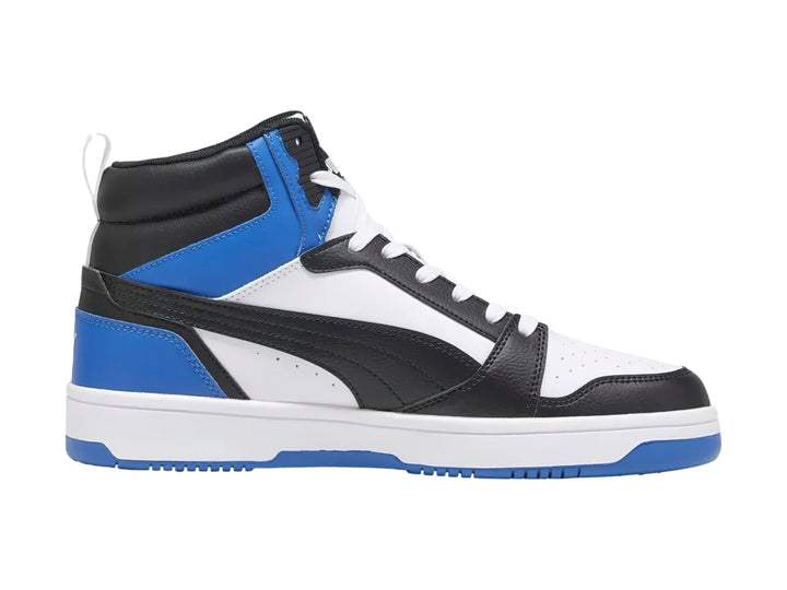 Tenis PUMA Rebound V6 de corte alto en colores blanco, negro y azul royal con suela blanca.