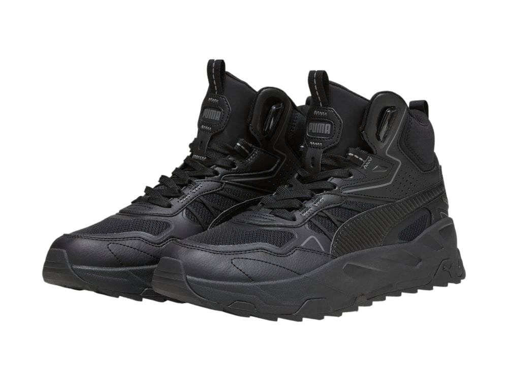 Tenis PUMA Trinity Mid Hybrid en color negro con diseño de bota deportiva y suela robusta.