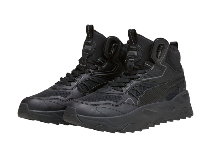 Tenis PUMA Trinity Mid Hybrid en color negro con diseño de bota deportiva y suela robusta.