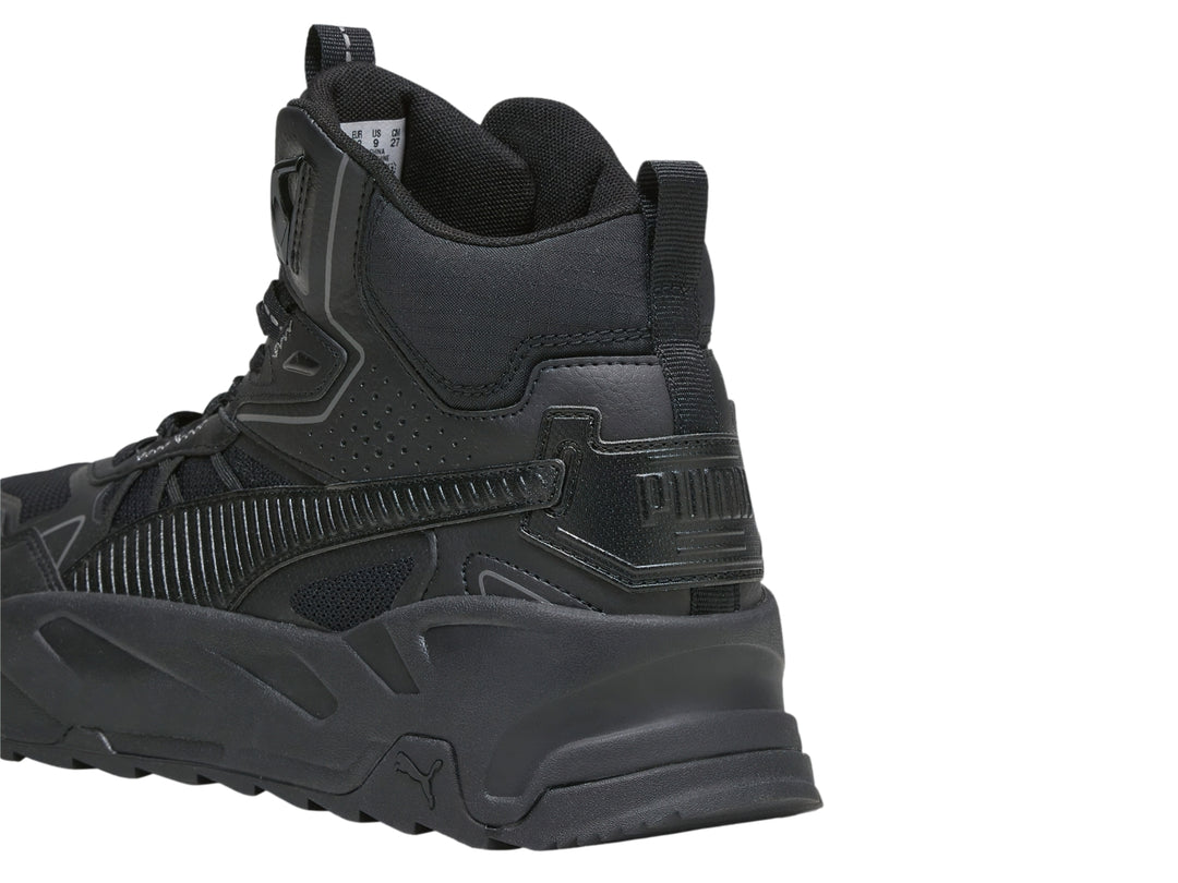 Tenis PUMA Trinity Mid Hybrid en color negro con diseño de bota deportiva y suela robusta.
