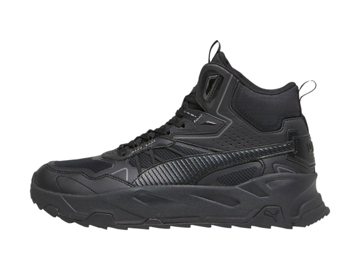 Tenis PUMA Trinity Mid Hybrid en color negro con diseño de bota deportiva y suela robusta.