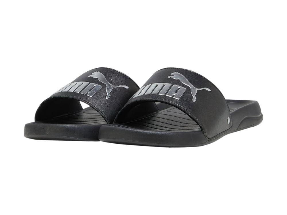 Sandalia deslizable PUMA de color negro con logotipo plateado en la parte superior.
