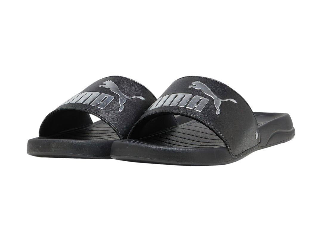 Sandalia deslizable PUMA de color negro con logotipo plateado en la parte superior.