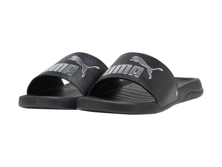 Sandalia deslizable PUMA de color negro con logotipo plateado en la parte superior.