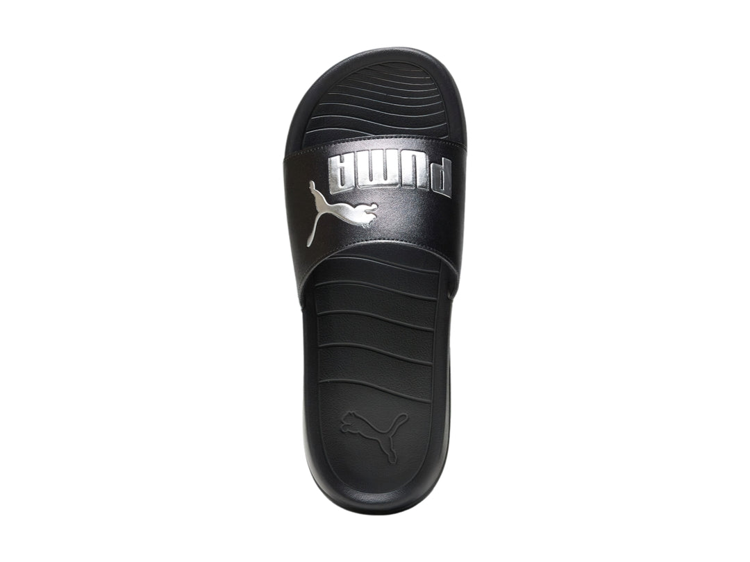Sandalia deslizable PUMA de color negro con logotipo plateado en la parte superior.