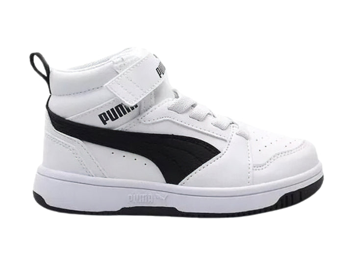Tenis PUMA Rebound V6 Mid AC+PS en color blanco con franja negra lateral y cierre de velcro, para niño.