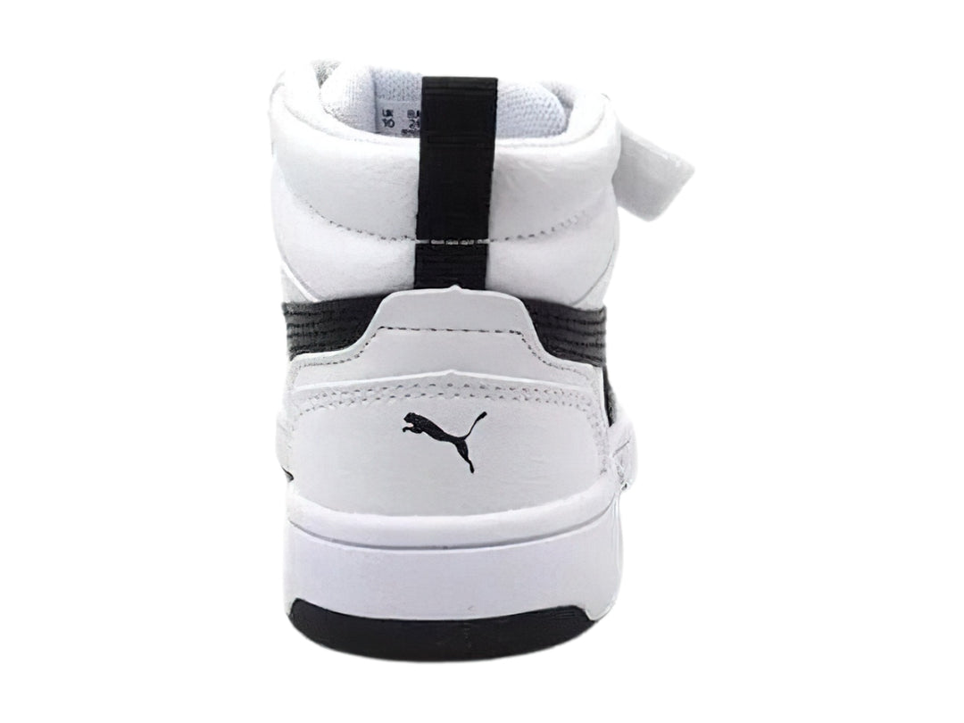 Tenis PUMA Rebound V6 Mid AC+PS en color blanco con franja negra lateral y cierre de velcro, para niño.