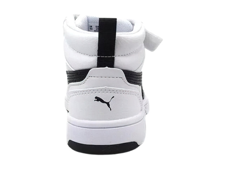 Tenis PUMA Rebound V6 Mid AC+PS en color blanco con franja negra lateral y cierre de velcro, para niño.