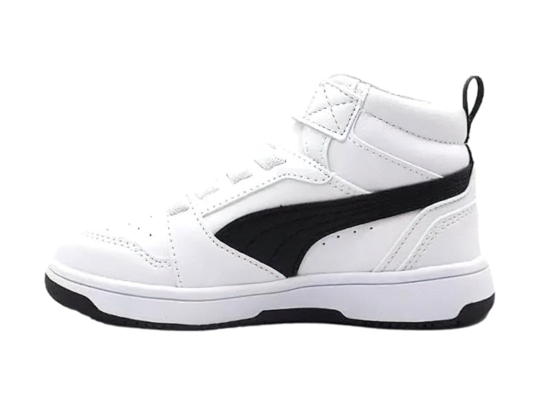Tenis PUMA Rebound V6 Mid AC+PS en color blanco con franja negra lateral y cierre de velcro, para niño.