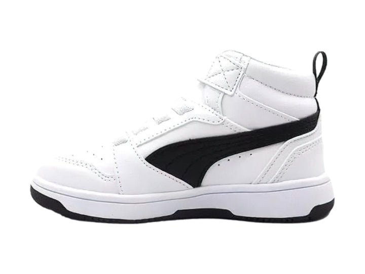 Tenis PUMA Rebound V6 Mid AC+PS en color blanco con franja negra lateral y cierre de velcro, para niño.