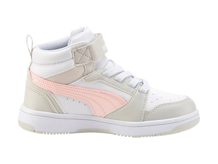 Tenis PUMA Rebound V6 Mid AC+PS en color blanco con detalles en gris y rosa para niños pequeños.