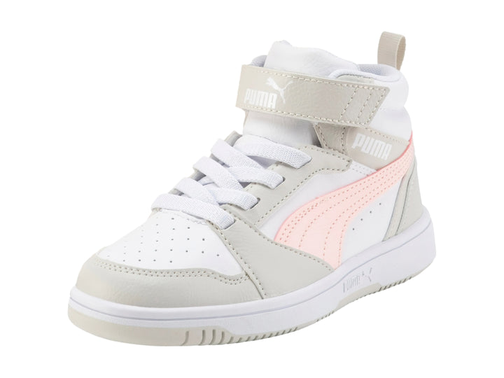 Tenis PUMA Rebound V6 Mid AC+PS en color blanco con detalles en gris y rosa para niños pequeños.