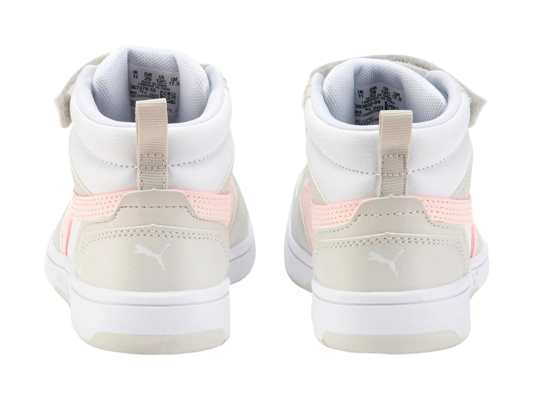 Tenis PUMA Rebound V6 Mid AC+PS en color blanco con detalles en gris y rosa para niños pequeños.