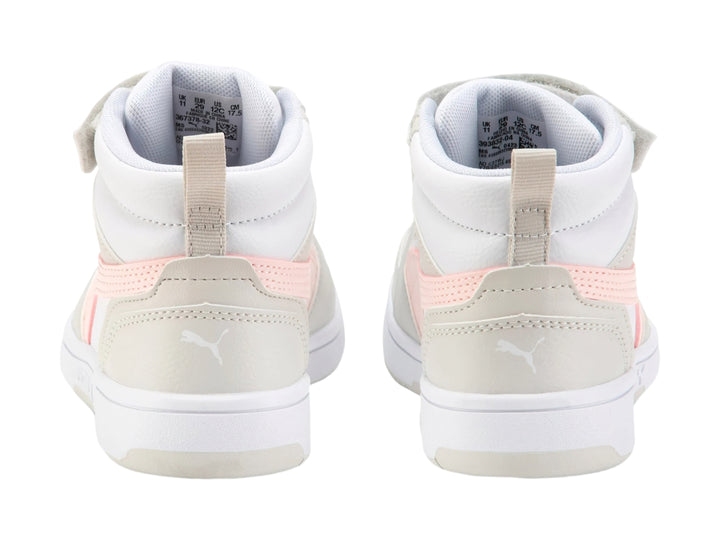 Tenis PUMA Rebound V6 Mid AC+PS en color blanco con detalles en gris y rosa para niños pequeños.