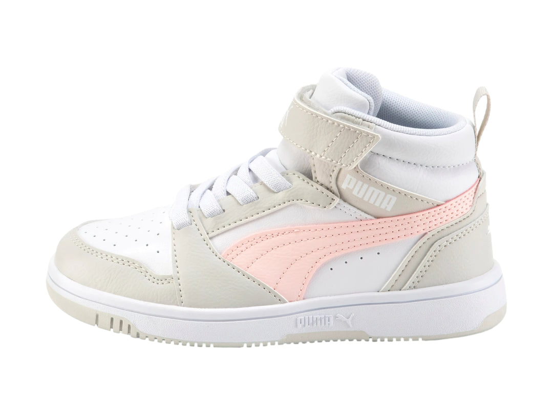 Tenis PUMA Rebound V6 Mid AC+PS en color blanco con detalles en gris y rosa para niños pequeños.
